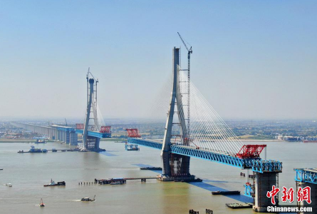 滬通長江大橋最重最大雙節段鋼梁順利吊裝