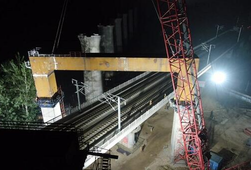 國內跨高速鐵路最大鋼橫梁順利吊裝到位